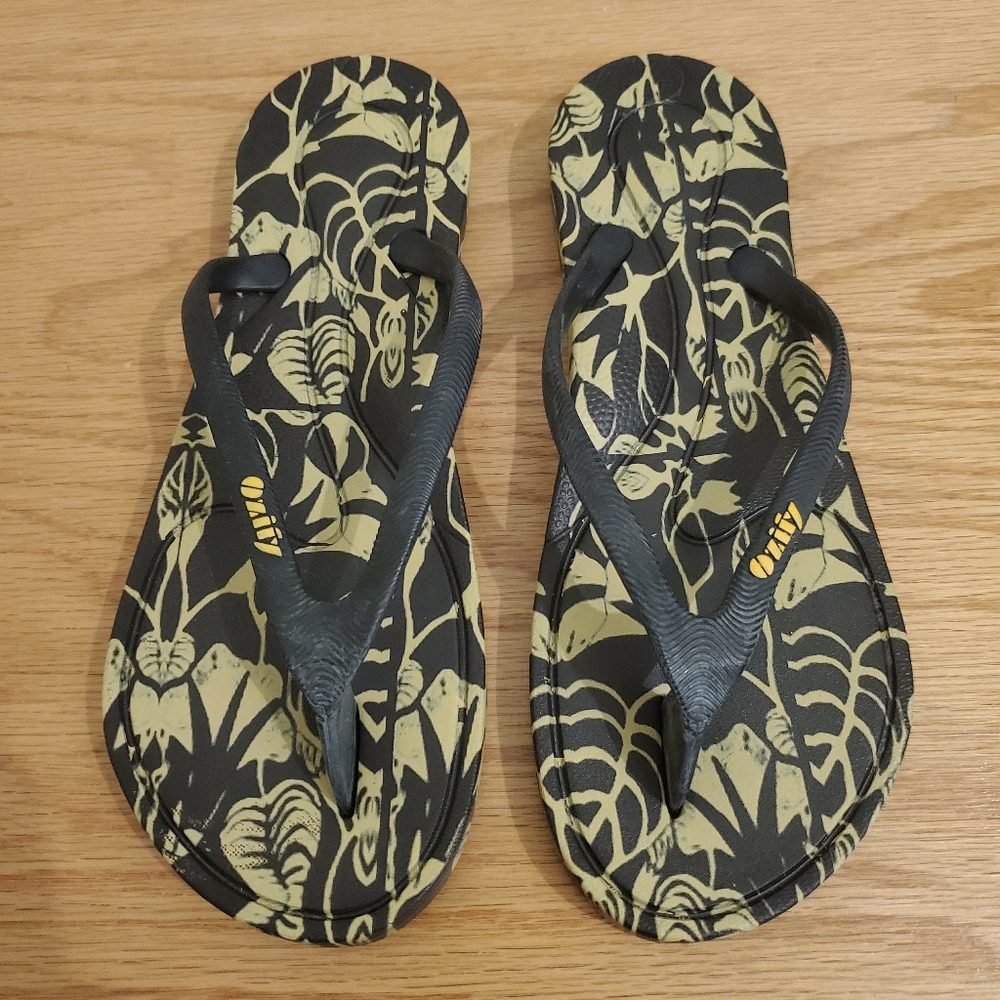 Women's designer flip flop sandals black sz 7